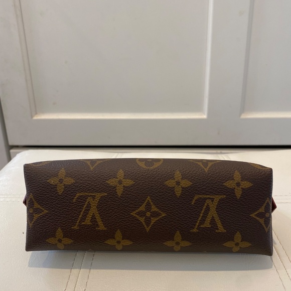 Louis Vuitton Cosmetic Pouch - Picture 3 of 12